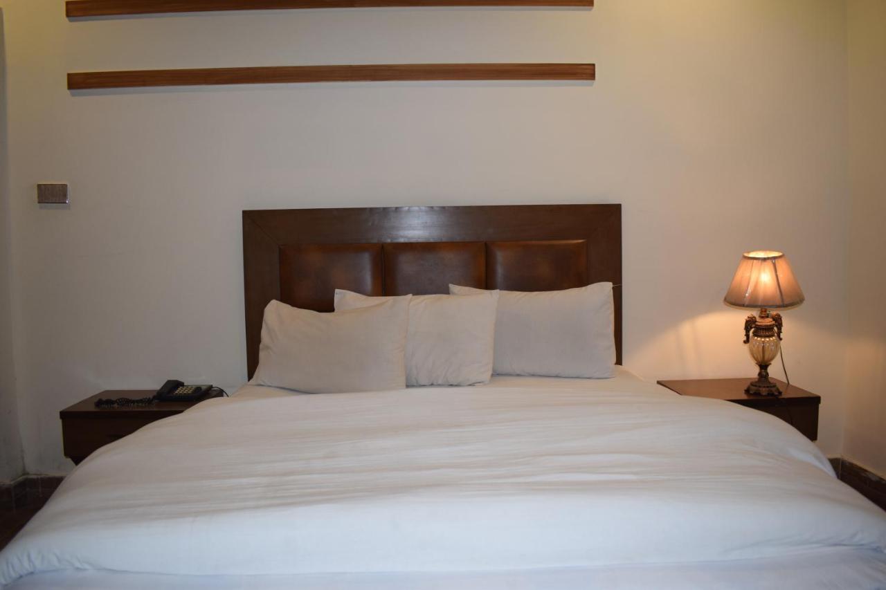 Hotel Pak Continental Multan Zewnętrze zdjęcie